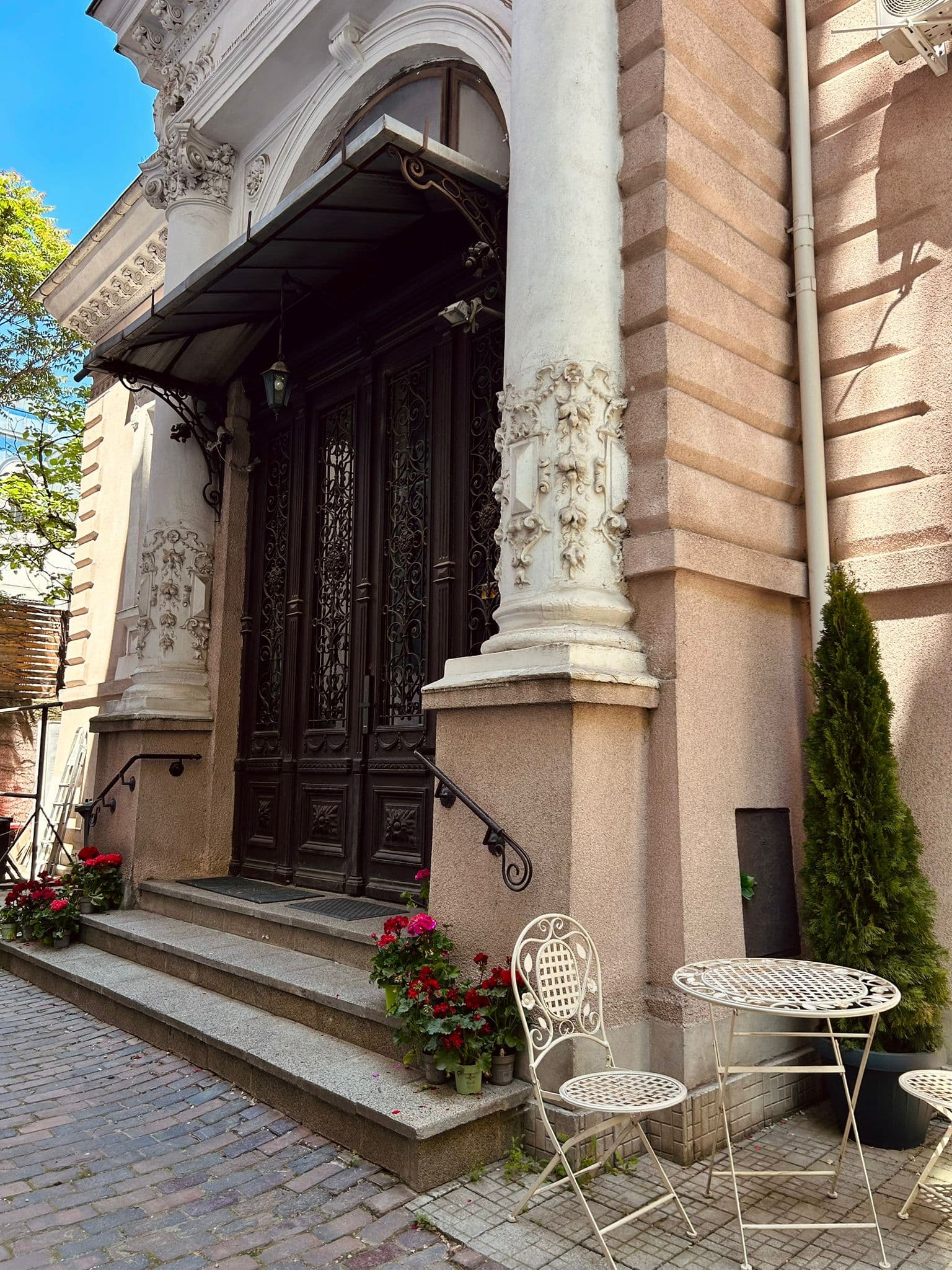 Intrarea în casa de patrimoniu din Str. Vasile Lascăr nr. 3, unde se află ePsi Hub